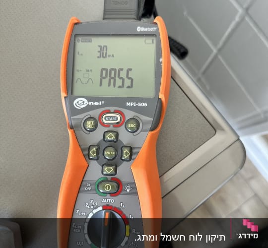 מד מתח חשמלי על שולחן אפור
